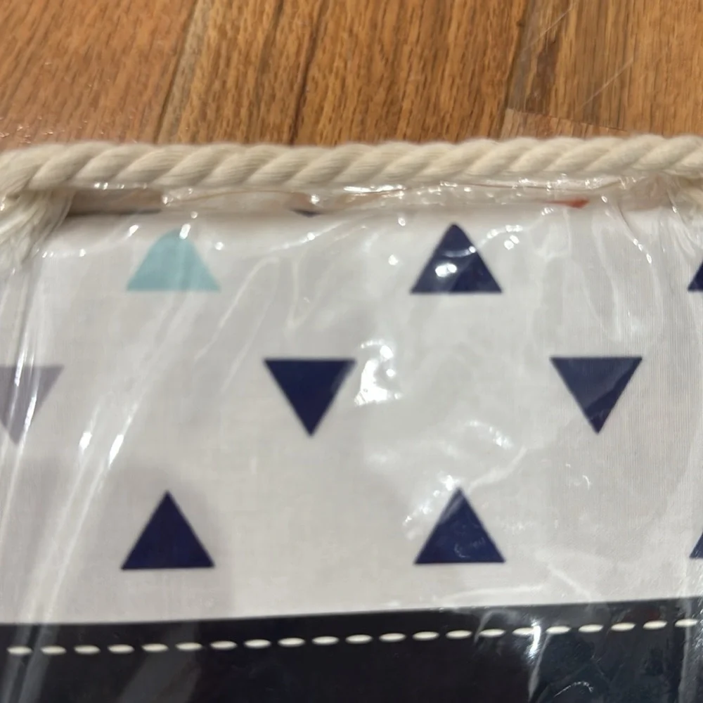 Modern Crib Sheet Triangle Pattern - Picture 3 of 5
